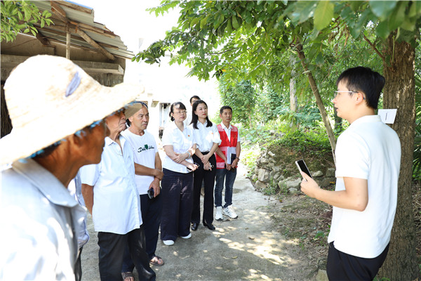2023-8-31 貴州環(huán)交所黨支部、壩上村黨支部、貴陽產(chǎn)控集團(tuán)金融務(wù)鏈上企業(yè)黨支部聯(lián)合開展主題黨日活動(dòng)3.jpg